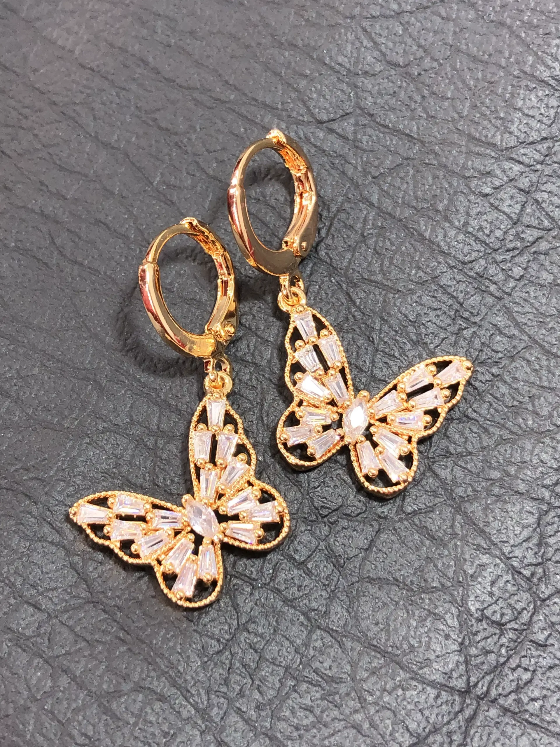 IMG_5443 گوشواره طرح پروانه نگین دار