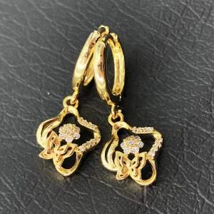 گوشواره حلقه ای طرح پروانه و گل نگین دار